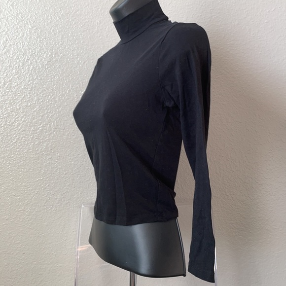 Ambiance Apparel Small top with gurgle neck. - Picture 5 of 6